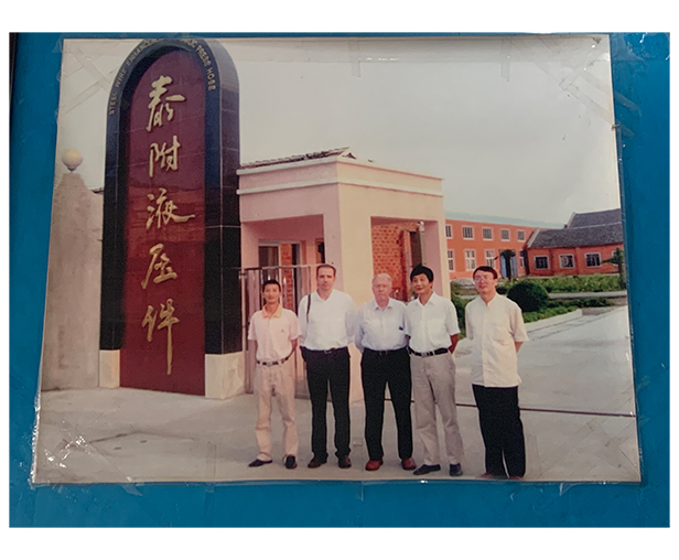 廠門(mén)前合影